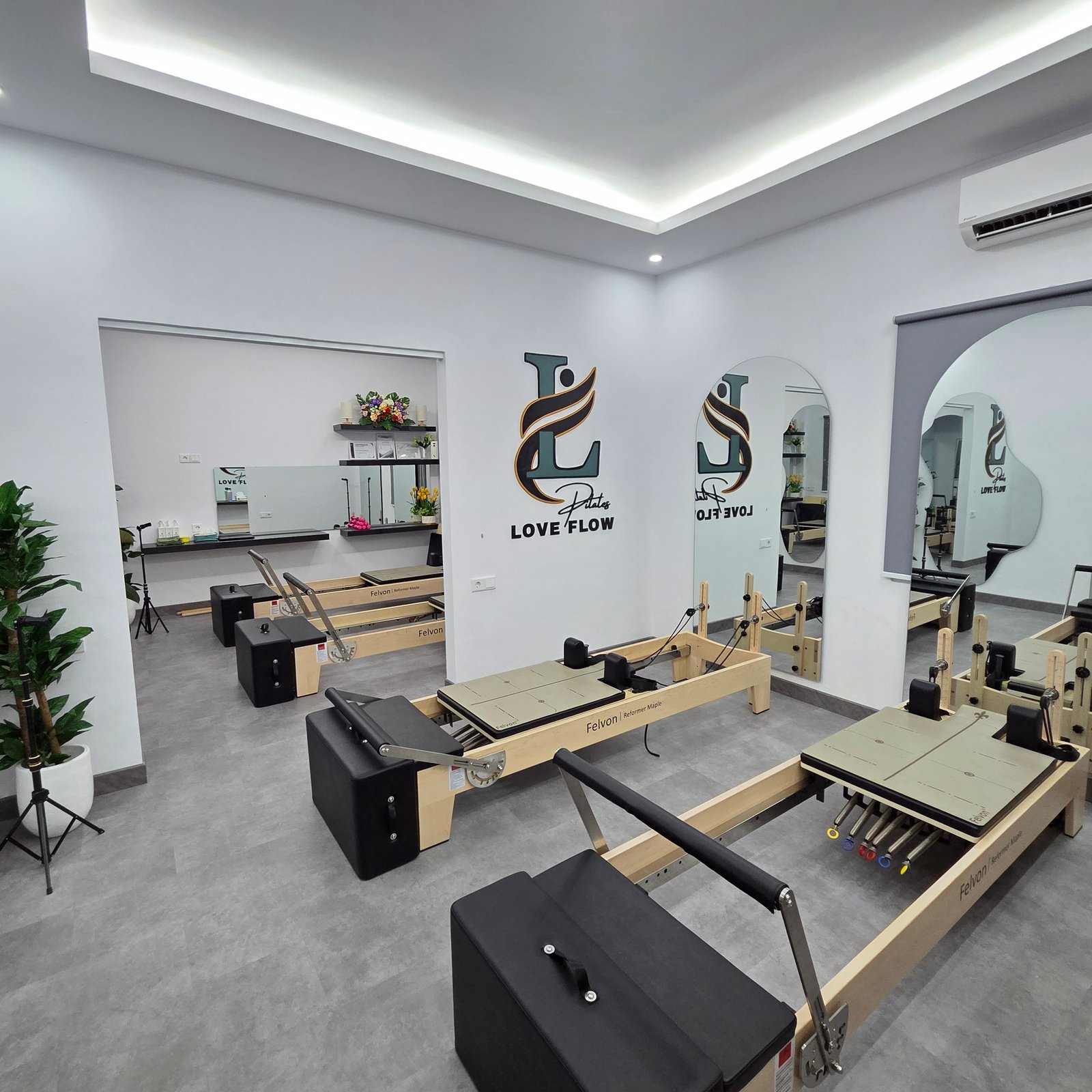 Sesi kelas Reformer Pilates grup
