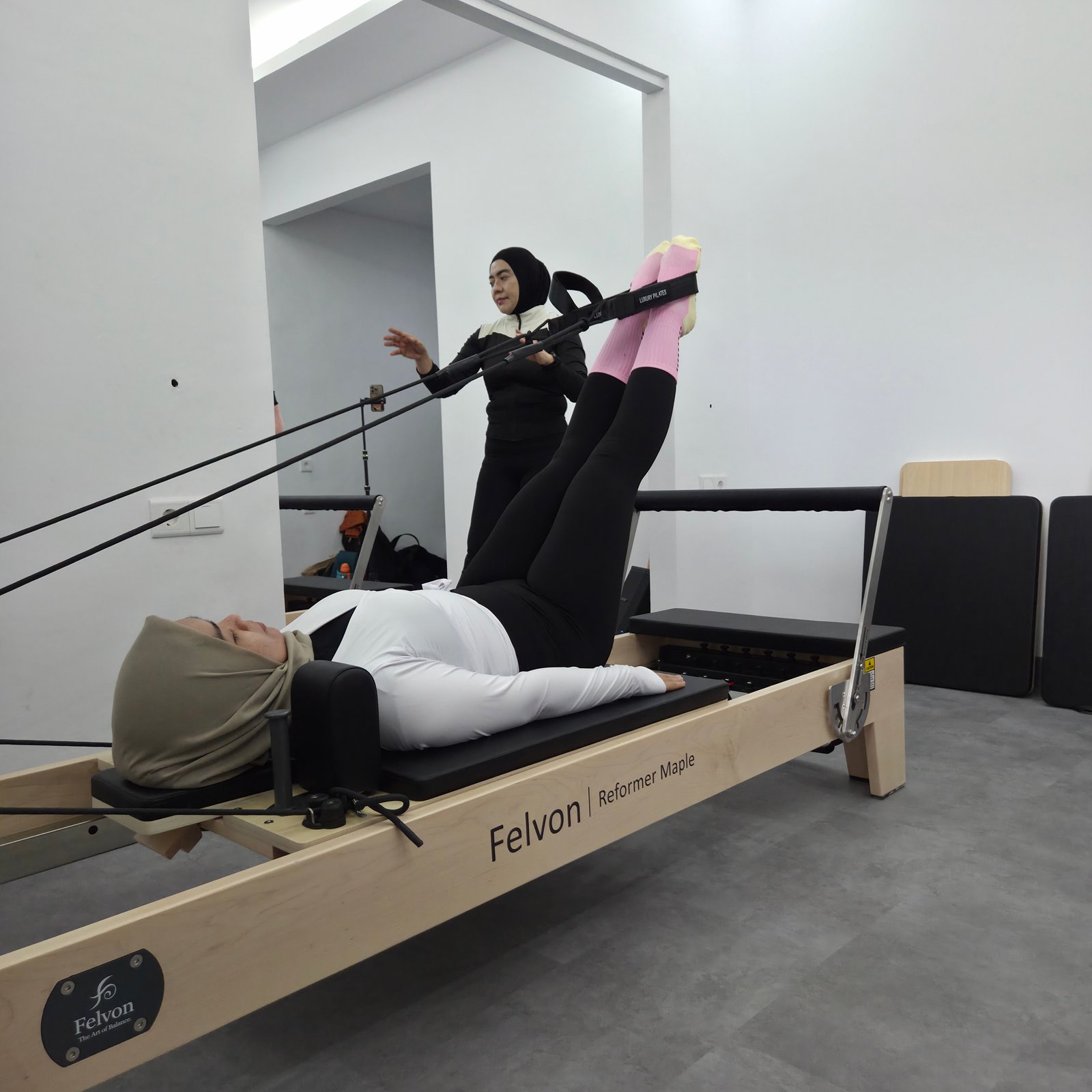 Instruktur memandu sesi Pilates