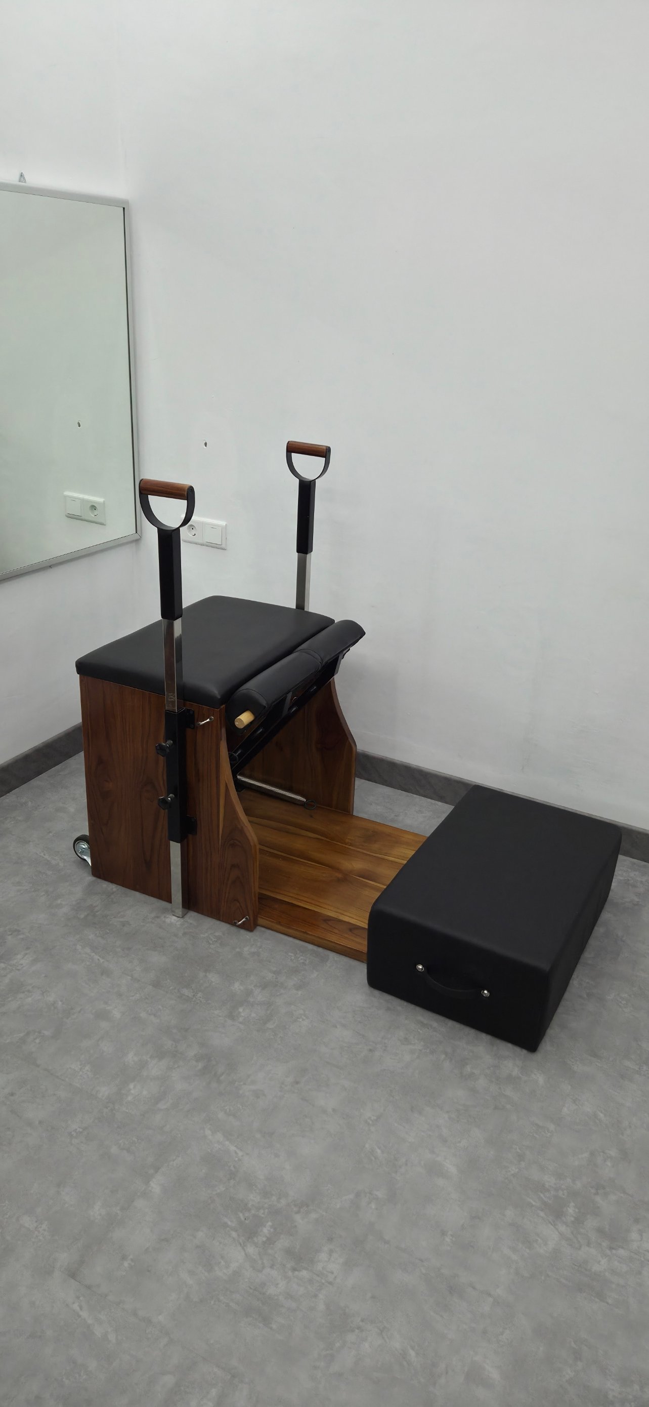 Ruang kelas pilates dengan pencahayaan alami